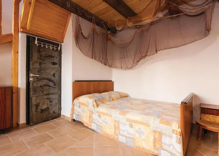 With A Fireplace 04 Tatil Evi Jezera